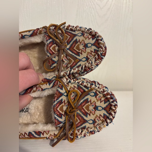 Minnetonka Women's Cally moccasin slippers worn once 7M - Picture 2 of 6